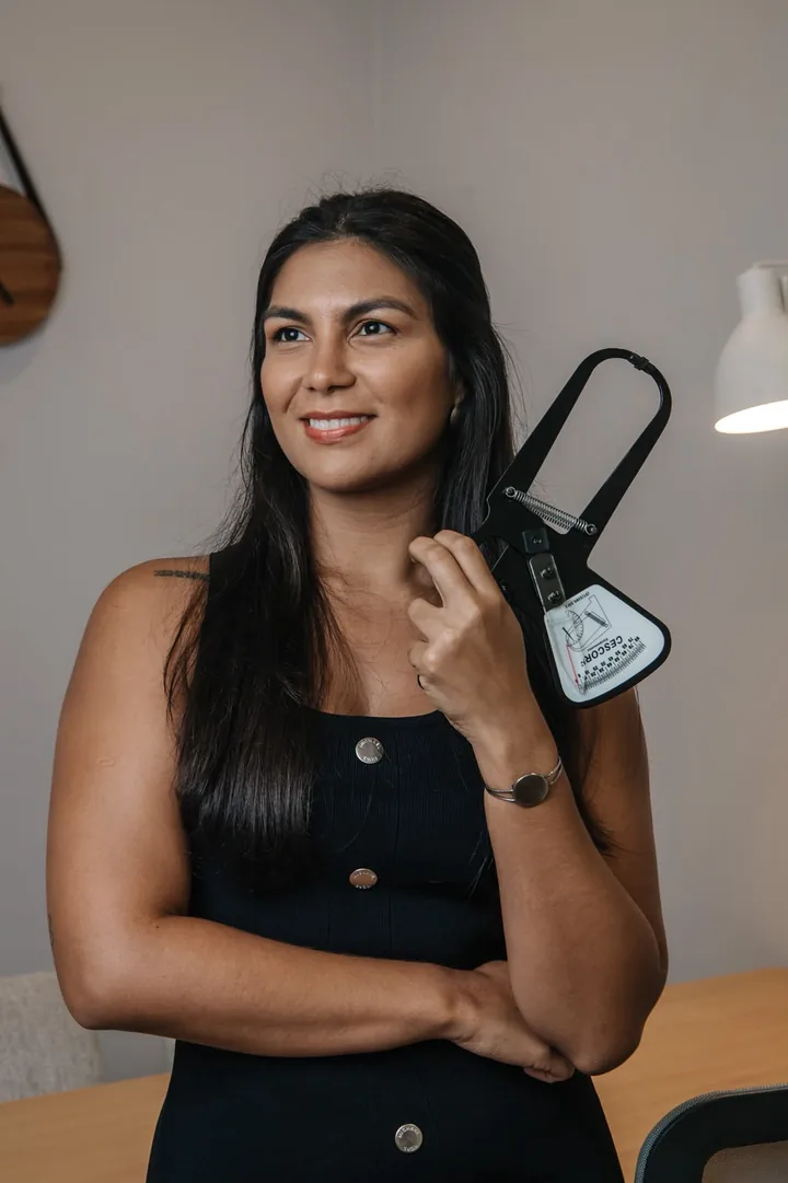 Andressa Maria em consultório com adipômetro